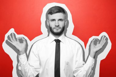 Yakışıklı sakin işadamı renk arka plan üzerinde