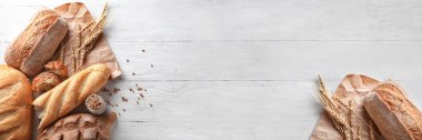 Metin için yer ile ahşap arka plan üzerinde farklı ekmek yapım ürünleri