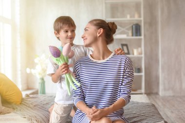 Yapay çiçek onun sevimli küçük oğlu evde alma anne