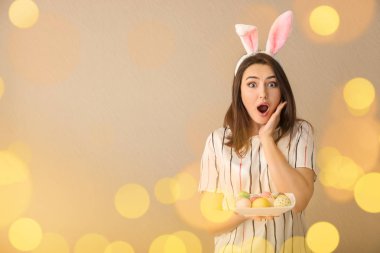 Paskalya yumurtaları ve tavşan kulakları renk arka plan üzerinde olan duygusal kadın