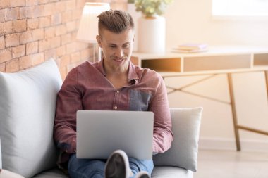 Yakışıklı freelancer laptop evde çalışma
