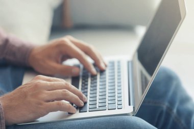 Dizüstü bilgisayarınızda evde, closeup çalışma serbest meslek