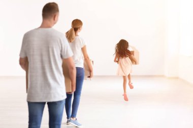 Mutlu aile yeni eve taşıdıktan sonra karton kutular ile