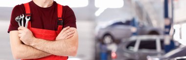 Araba tamircisi araçlarla hizmet merkezi