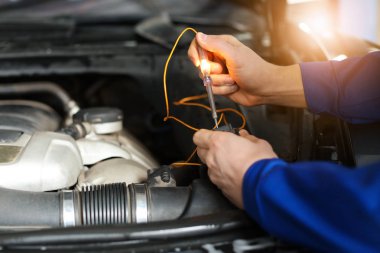 Erkek mekanik Servis Merkezi arabaya incelenmesi