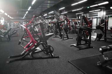 Yeni spor salonunda modern ekipman 