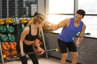 Genç kadın arabası içinde modern bir spor salonu ile eğitim