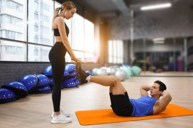 Modern bir spor salonu at arabasıyla ile eğitim genç adam