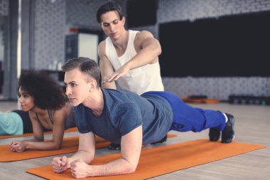 Spor salonunda egzersiz yaparak sportif gençler