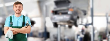 Araba tamircisi araçlarla hizmet merkezi