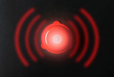 Alarm zil koyu duvar kapalı