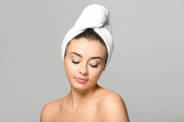 Kaplıca tedavisi ışık arka plan üzerinde sonra ipeksi cilt olan güzel kadın