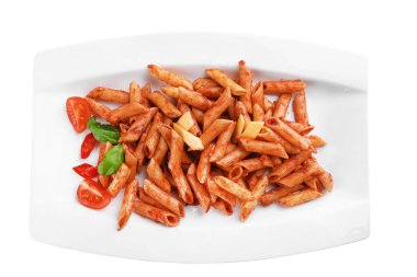 Tabak beyaz zemin üzerine domates soslu lezzetli penne makarna