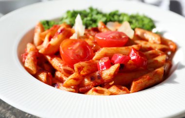 Lezzetli penne makarna ve garnitür, closeup ile plaka