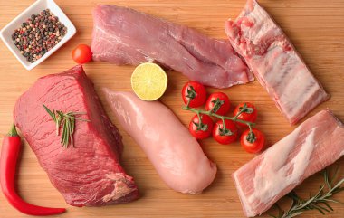 Mutfak masasının üzerinde çiğ et ile düz yatıyordu kompozisyon