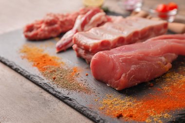 Çiğ et ve baharat tablo ile kayrak plaka