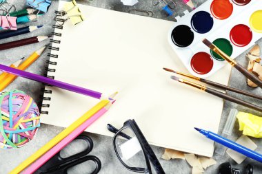 Düz boya, defter ve renkli kalemler tablo ile çalışma alanı'nı kompozisyon, lay