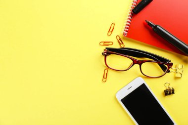 Smartphone, dizüstü bilgisayar ve Kırtasiye tablo, düz ile işyeri kompozisyon yatıyordu