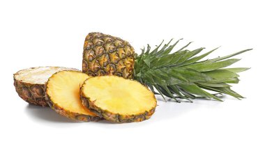Beyaz arka plan üzerinde olgunlaşmış ananas kesme