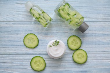 Ahşap arka plan üzerinde doğal kozmetik ile kompozisyon