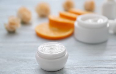 Beyaz ahşap masa üzerinde bitkisel özü ile krem