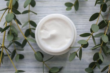 Beyaz ahşap masa üzerinde bitkisel özü ile krem