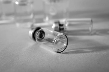 Küçük cam şişe masada