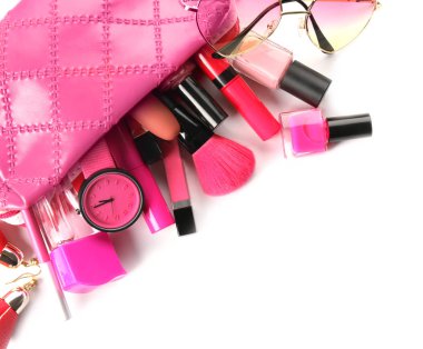 Dekoratif kozmetik ve aksesuar beyaz arka planda, üstten görünüm