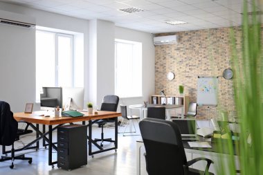 Ofis iç tablolar ve koltuklar ile. Çalışma alanı tasarım