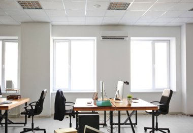Ofis iç tablolar ve koltuklar ile. Çalışma alanı tasarım