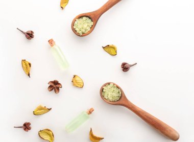 Esans ve beyaz arka plan üzerinde banyo tuzu ile kompozisyon. Doğal kozmetik