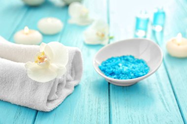 Deniz tuzu ve tablo spa yordamlar için havlu ile kase