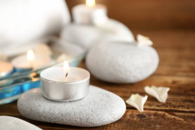 Masada spa taşlarla yanan mum