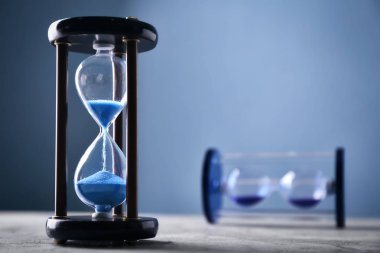 Tablo üzerinde şık kum saati. Zaman yönetimi kavramı