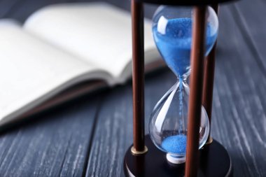 Tablo üzerinde şık kum saati. Zaman yönetimi kavramı