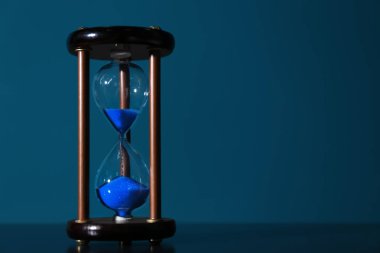 Renk arka plan üzerinde kristal kum saati. Zaman yönetimi kavramı