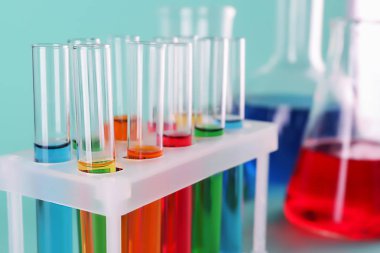 Laboratuvar, portre renkli örnekleri ile test tüpleri