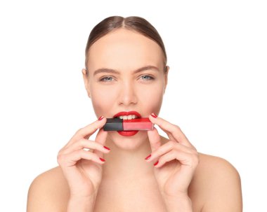 Beyaz arka planda parlak ruju olan güzel genç bir kadın.