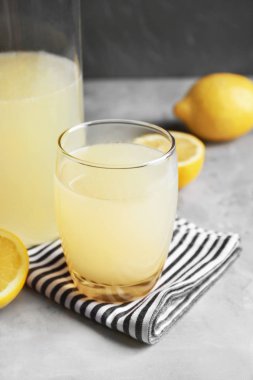 Taze narenciye içki Züccaciye Mağazaları ve limon masada