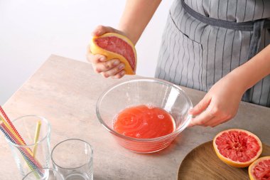 Kadın kase tablo üzerinde narenciye meyve sıkma