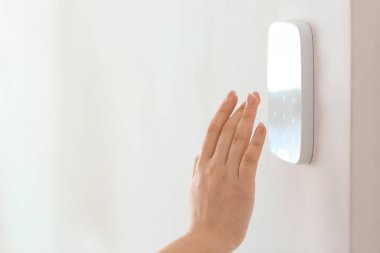 Genç kadın kapalı güvenlik sistemiyle