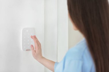 Genç kadın kapalı güvenlik sistemiyle