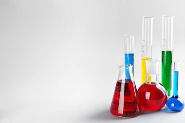 Işık arka plan üzerinde renkli sıvılar ile kimya cam ürünleri