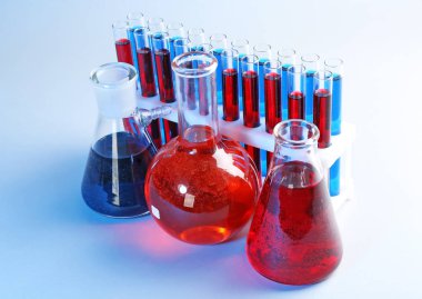 Renk arka plan üzerinde farklı sıvılar ile kimya cam ürünleri