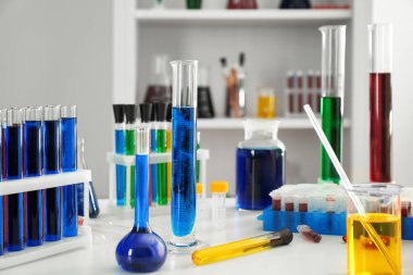 Tablo renkli sıvılar ile kimya cam ürünleri