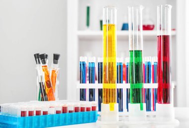 Tablo renkli sıvılar ile test tüpleri