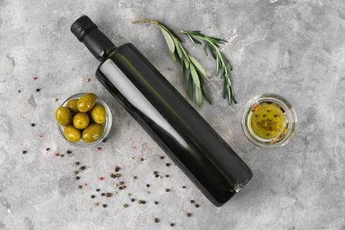 Tablo, üstten görünüm şişe zeytinyağı ile kompozisyon