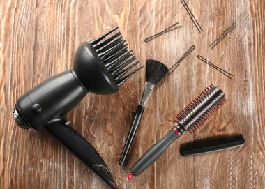 Ahşap arka plan üzerinde berber araçlar kümesi ile düz yatıyordu kompozisyon