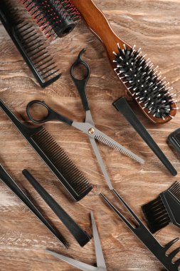Ahşap arka plan üzerinde berber araçlar kümesi ile düz yatıyordu kompozisyon