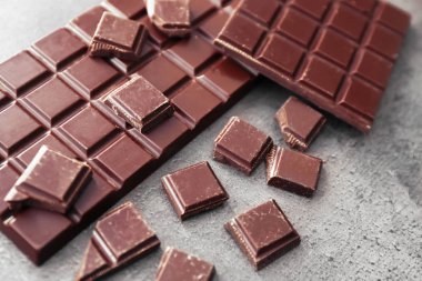 Gri arka planda, closeup lezzetli Bitter çikolata